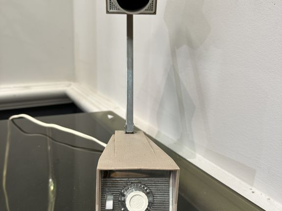 Lampe veilleuse 1960 en métal chromé et plastique gris. Bras articulé.