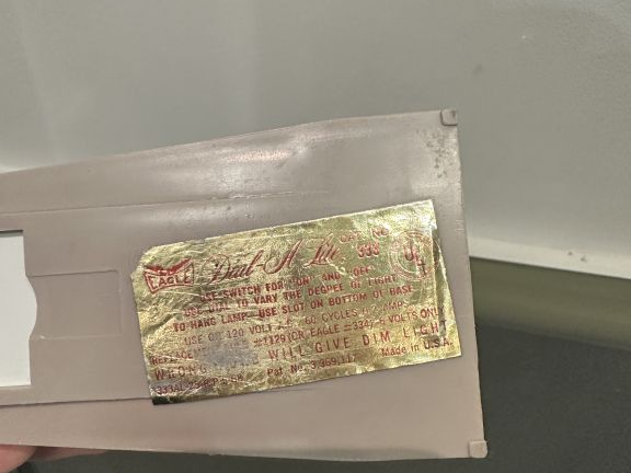 Lampe veilleuse 1960 en métal chromé et plastique gris. Bras articulé.