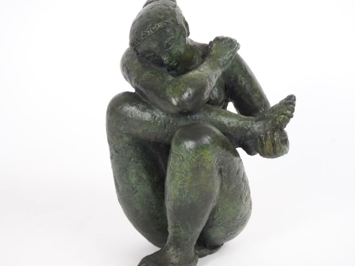 Antoniucci VOLTI (1915-1989) « Jeune femme accroupie ». Sculpture en b