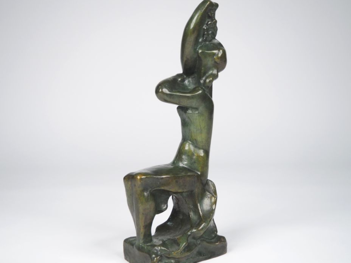  Joseph CSAKY (1888-1971). "Jeune fille aux raisins". Epreuve en bronz