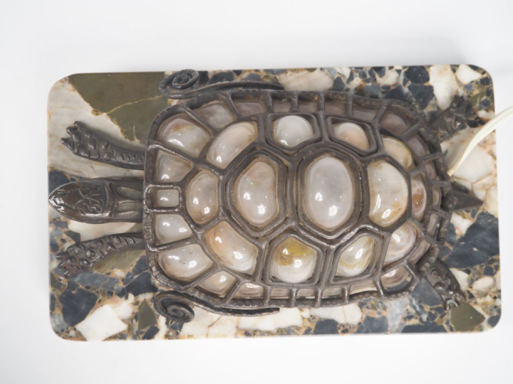 MULLER Frères et CHAPELLE Nancy. Lampe zoomorphe figurant une tortue e