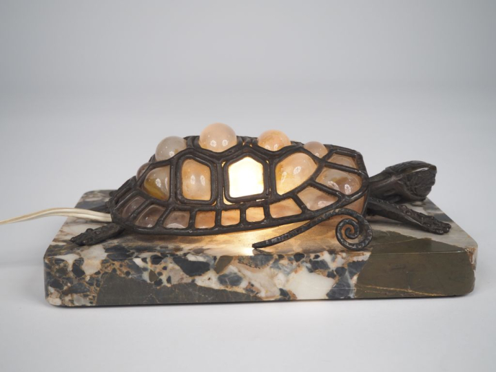 MULLER Frères et CHAPELLE Nancy. Lampe zoomorphe figurant une tortue e