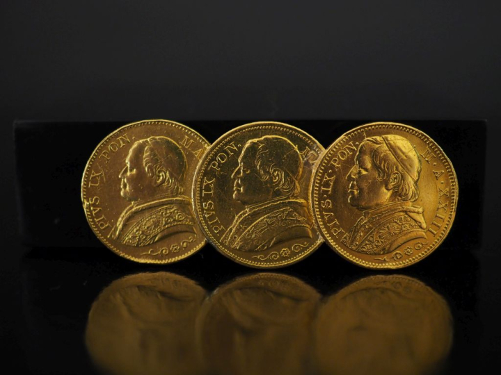 Broche en or jaune 750, sertie de trois pièces de 20 Lire or 1866, 186