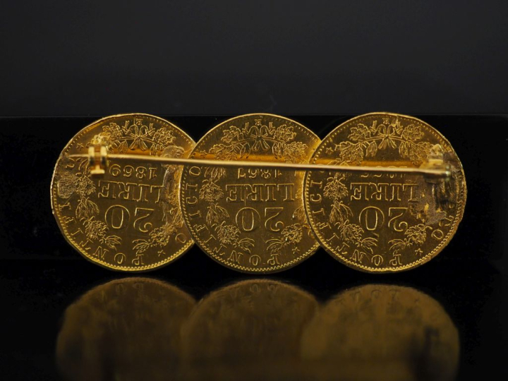 Broche en or jaune 750, sertie de trois pièces de 20 Lire or 1866, 186