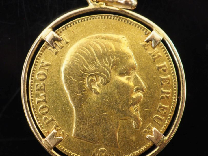 Pendentif en or jaune 750, serti en son centre d'une pièce de 50 Franc