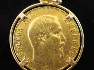 Vente aux enchères Pendentif en or jaune 750, serti en son centre d'une pièce de 50 Franc
