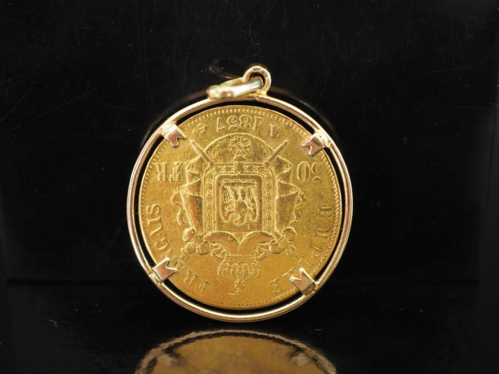 Pendentif en or jaune 750, serti en son centre d'une pièce de 50 Franc