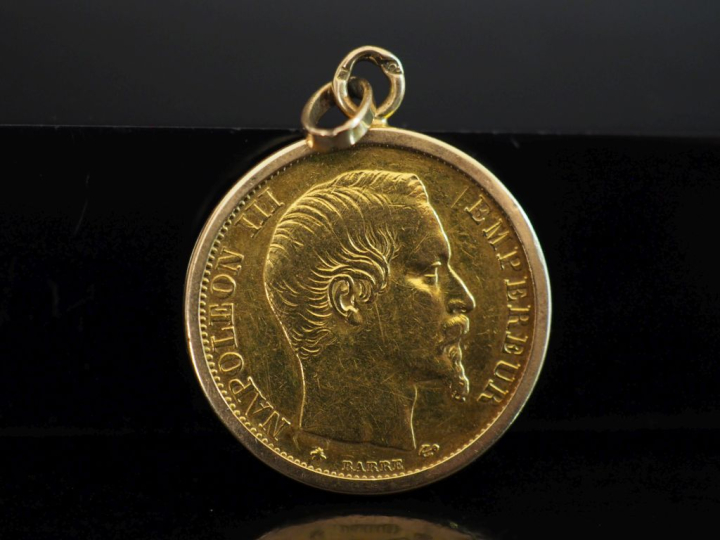 Pendentif en or jaune 750, serti en son centre d'une pièce de 20 Franc