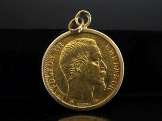 Vente aux enchères Pendentif en or jaune 750, serti en son centre d'une pièce de 20 Franc