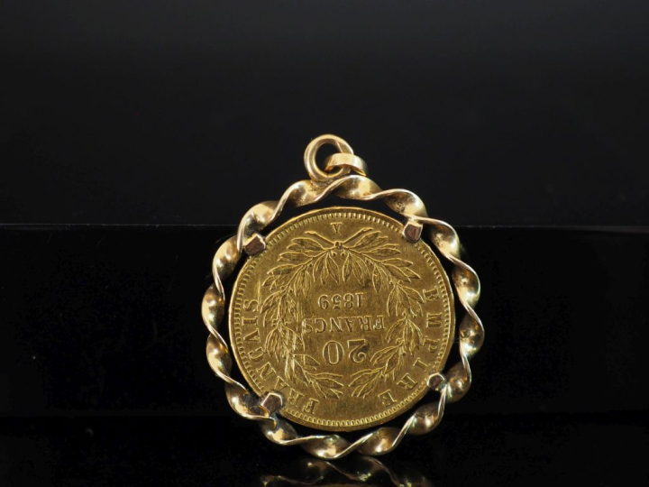 Pendentif en or jaune 750, serti en son centre d'une pièce de 20 Franc