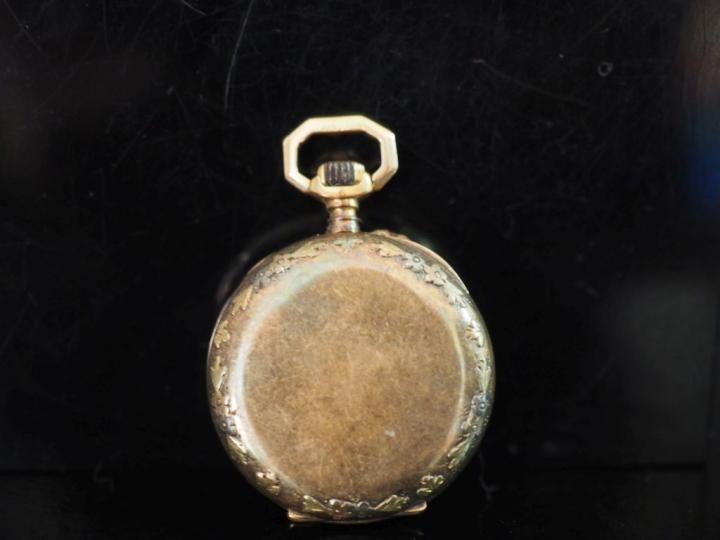 Petite montre de col Napoléon III de style Louis XVI en or jaune 750. 