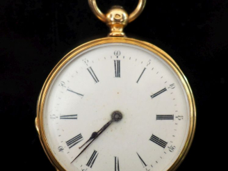 Vente aux enchères Montre de col Napoléon III en or jaune 750.  Cadran à chiffres romains