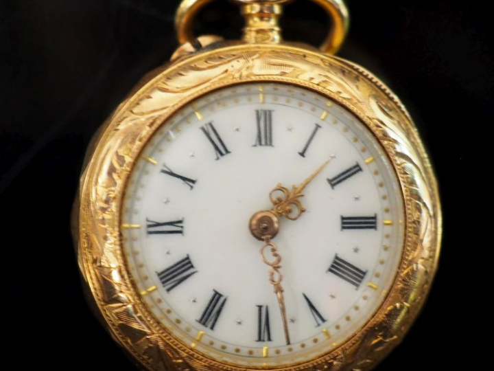CAUVET, à Beziers Petite montre de col Napoléon III en or jaune 750.  
