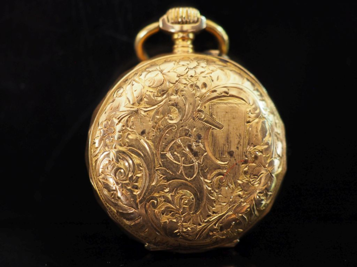 CAUVET, à Beziers Petite montre de col Napoléon III en or jaune 750.  