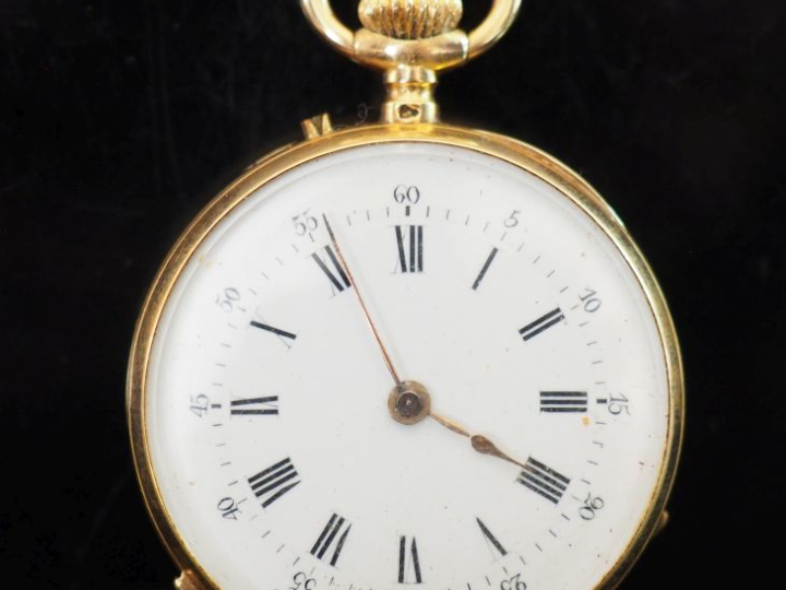 DOMERGUES Petite montre de col Napoléon III en or jaune 750.  Cadran à