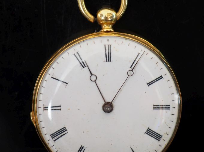 Montre de col Napoléon III en or jaune 750.  Cadran rond à chiffres ro