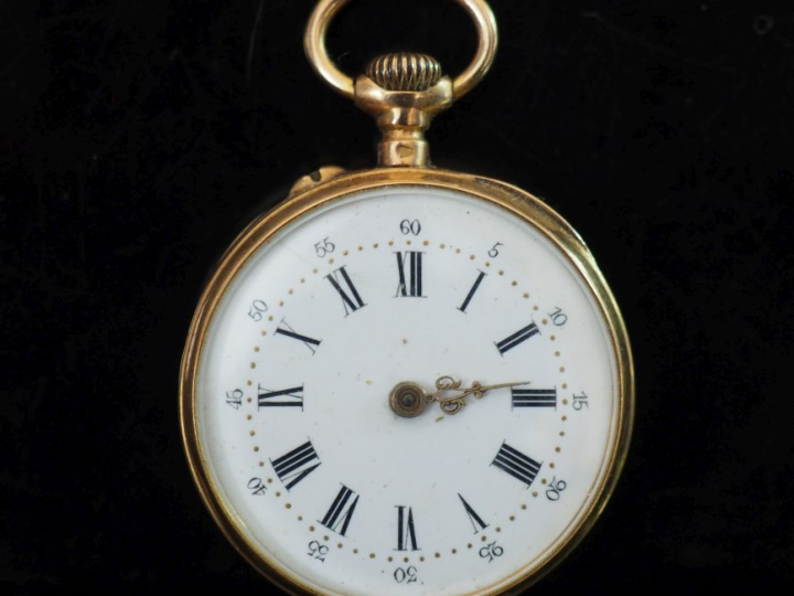 Montre de col Napoléon III en or jaune 750.  Cadran à chiffres romains