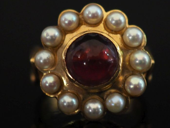 Bague de forme marguerite en or jaune 750, sertie en son centre d'une 