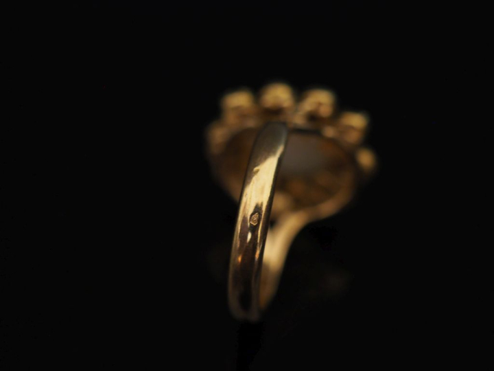 Bague de forme marguerite en or jaune 750, sertie en son centre d'une 