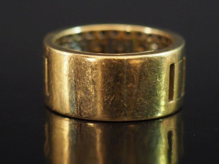 Ravissante bague bandeau ajourée en or jaune 750, agrémentée de six li