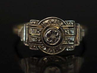 Vente aux enchères Petite bague de style Art déco en or jaune 750, sertie en son centre d
