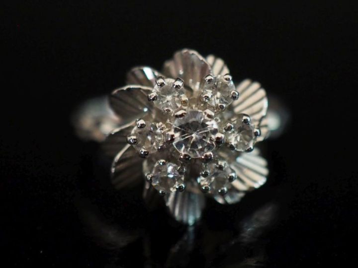 Bague bouquet en or blanc 750, sertie de pierres à l'imitation du diam