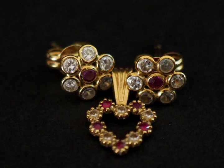 Ensemble comprenant :  - une paire de puces d'oreilles en forme de fle
