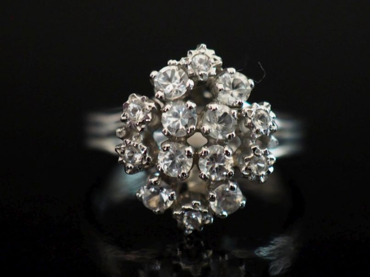 Bague en or blanc 750, sertie d'un pavage de pierres à l'imitation du 