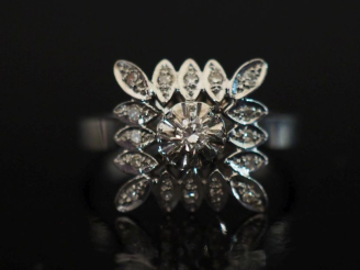 Vente aux enchères Bague à section carrée en or blanc 750, sertie en son centre d'un diam