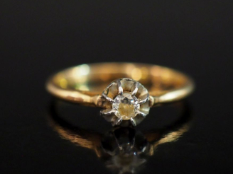 Vente aux enchères Petite bague de forme solitaire en or jaune 750, sertie en son centre 