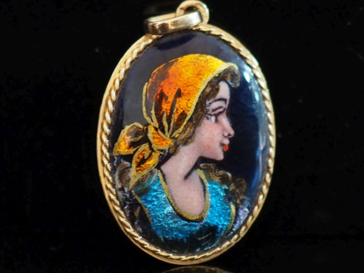 Pendentif de forme ovale en or jaune 750, serti en son centre d'un éma