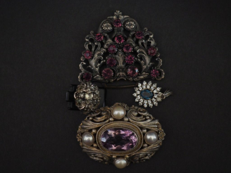 Vente aux enchères Ensemble comprenant :  - une broche de forme ovale en argent à décor d