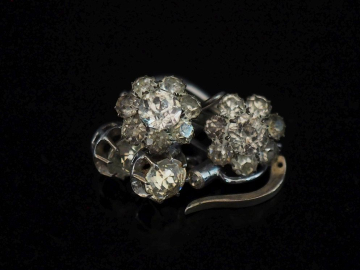 Ensemble comprenant deux différentes paires de perces oreilles en arge