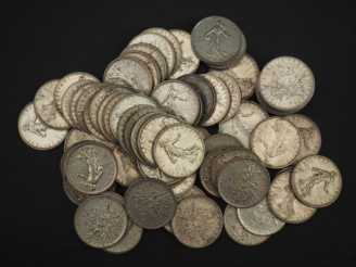 Vente aux enchères Soixante et onze pièces de 5 Francs en argent.  Poids. 852 g   