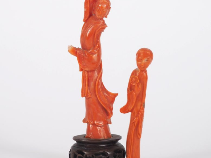 Chine, vers 1920,  Deux statuettes en corail représentant des déesses 