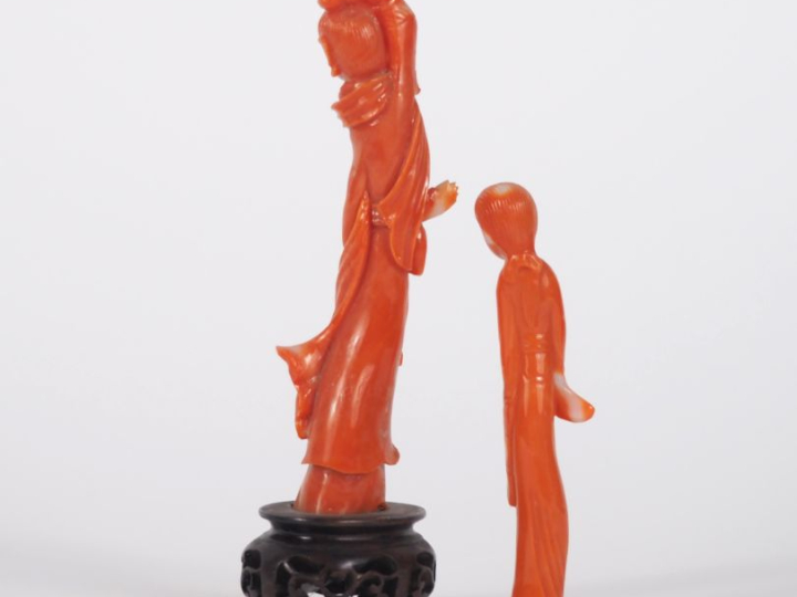 Chine, vers 1920,  Deux statuettes en corail représentant des déesses 