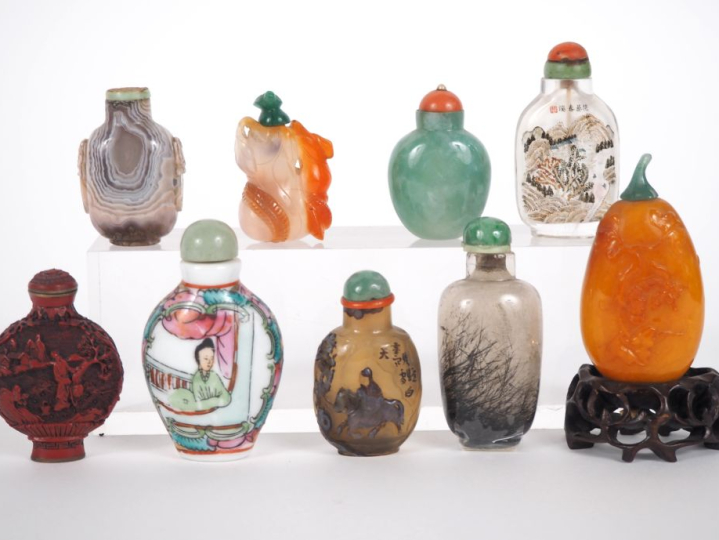 Chine, XXe siècle,  Neuf flacons tabatières en pierre dures dont une e