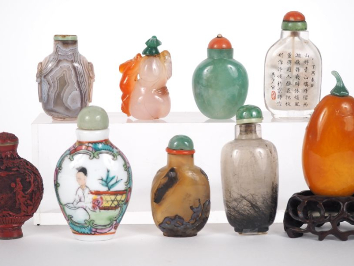 Chine, XXe siècle,  Neuf flacons tabatières en pierre dures dont une e