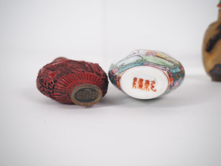 Chine, XXe siècle,  Neuf flacons tabatières en pierre dures dont une e