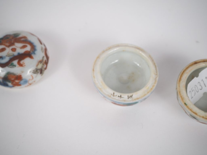 Chine, époque Qing,  Deux boîtes lenticulaires couvertes en porcelaine