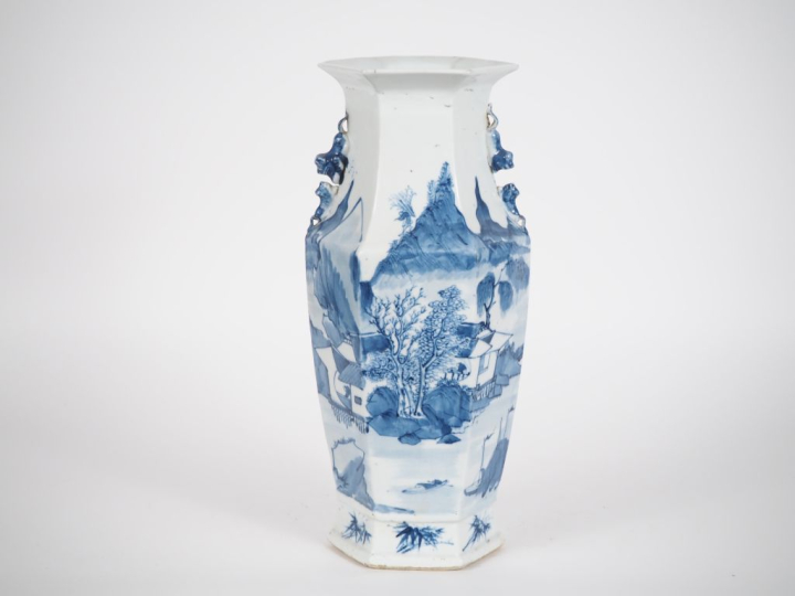Chine, vers 1880,  Vase de forme hexagonale à pans coupés en porcelain