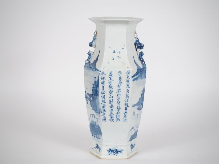 Chine, vers 1880,  Vase de forme hexagonale à pans coupés en porcelain