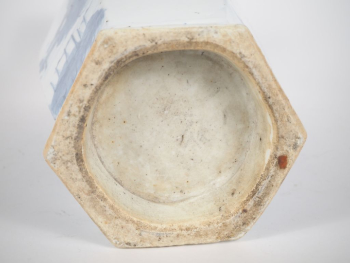 Chine, vers 1880,  Vase de forme hexagonale à pans coupés en porcelain