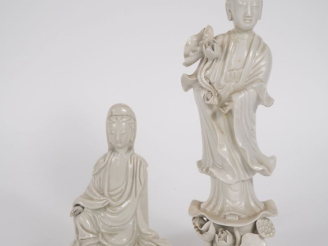 Vente aux enchères Chine XIXe et Chine XXe siècle,  Deux statuettes en porcelaine blanc d