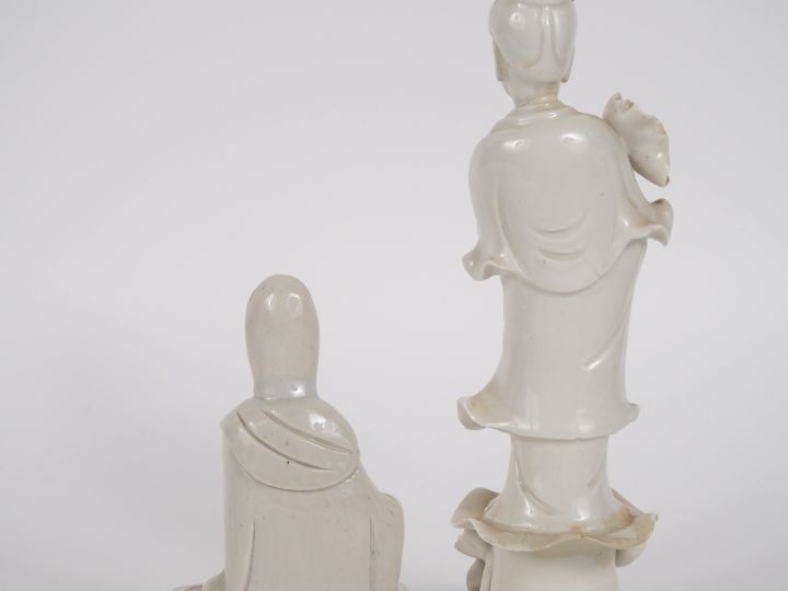 Chine XIXe et Chine XXe siècle,  Deux statuettes en porcelaine blanc d
