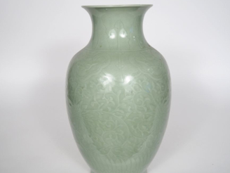 Vente aux enchères Vase balustre en porcelaine émaillée céladon à décor moulé sous couver