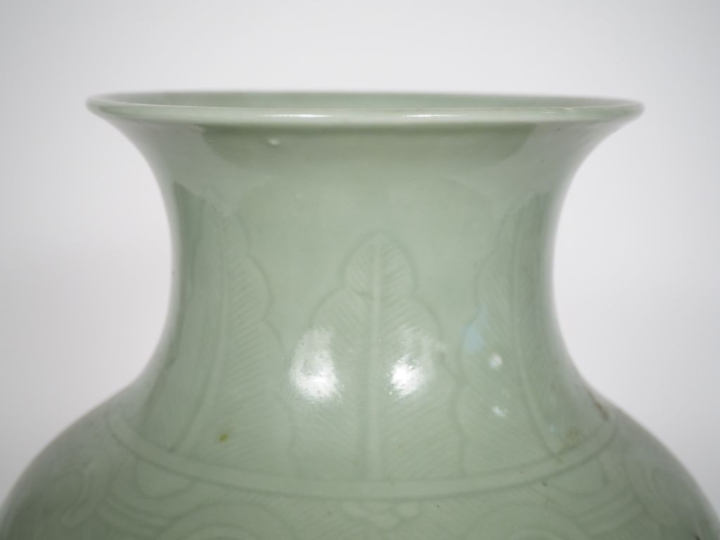 Vase balustre en porcelaine émaillée céladon à décor moulé sous couver