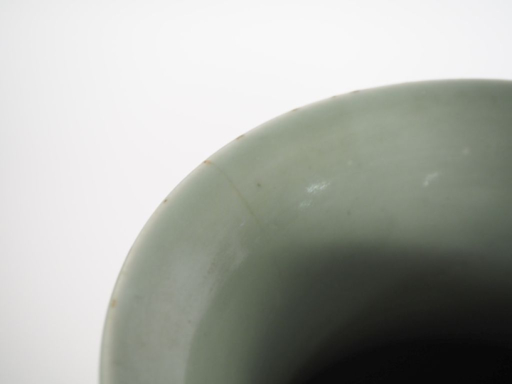 Vase balustre en porcelaine émaillée céladon à décor moulé sous couver