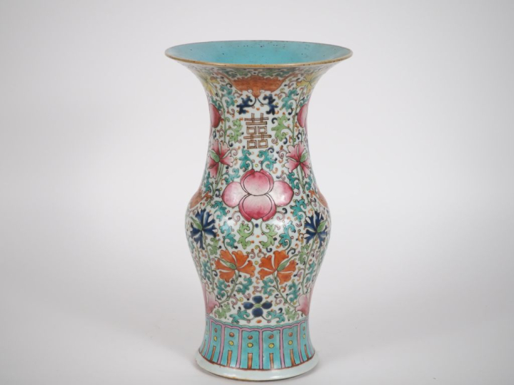 Chine, vers 1900,  Vase yenyen en porcelaine et émaux polychromes, à d
