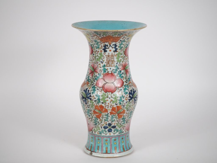 Chine, vers 1900,  Vase yenyen en porcelaine et émaux polychromes, à d